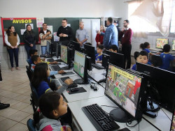 Alan começa a entregar 1.100 computadores a escolas municipais