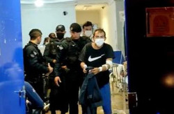 Homem que sequestrou a ex e foi baleado pela PM é levado para a prisão