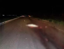 Passageiro cai da garupa de moto e tem o corpo dilacerado por carreta