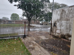 Chove na fronteira e temperatura despenca 10 graus em Dourados