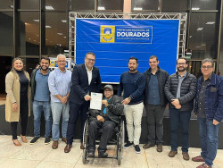 Alan assina ordem de serviço para asfalto no Parque dos Jequitibás