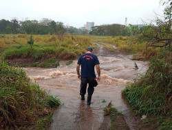 Defesa Civil monitora pontos da cidade alagados pela chuva desta quinta