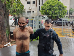 Homem é flagrado furtando fios de depósito e agride policiais para fugir