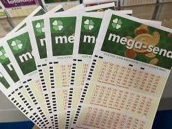 Ninguém acerta as seis dezenas e Mega-Sena vai a R$ 14 milhões