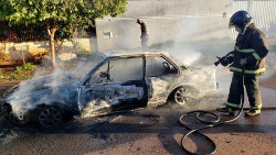 Após colocar fogo em veículo estacionado em via pública homem é preso