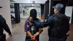 Mulher é presa por abandono de incapaz ao sair para beber em Dourados