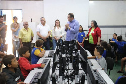 Alan completa entrega de novos computadores a 11 escolas de Dourados