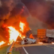 Acidente entre duas carretas causa incêndio e mata motoristas na BR-163