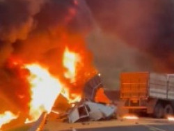 Acidente entre duas carretas causa incêndio e mata motoristas na BR-163