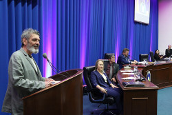 Homenageado na Câmara, Emmanuel Marinho oferece Prêmio à mãe
