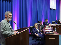 Homenageado na Câmara, Emmanuel Marinho oferece Prêmio à mãe