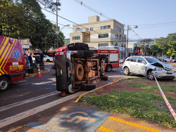 S10 invade preferencial, bate em Captiva e capota no centro de Dourados