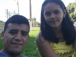 Mulher é esfaqueada até a morte pelo marido na frente do filho