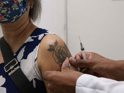 Imunossuprimidos podem tomar outra dose de vacina contra covid
