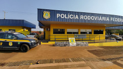 PRF encontra 457 quilos de cocaína em carreta com milho