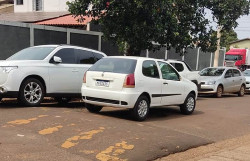 Dupla furta carro apreendido em delegacia e um é preso