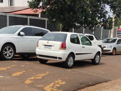 Dupla furta carro apreendido em delegacia e um é preso