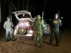 Carro roubado é recuperado com arma e produtos de contrabando