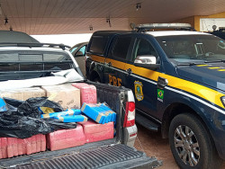 PRF recupera veículo furtado e prende motorista por tráfico de drogas