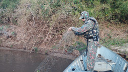 PMA fiscaliza 37 pescadores e apreende redes e anzóis de galho