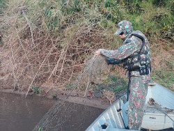PMA fiscaliza 37 pescadores e apreende redes e anzóis de galho