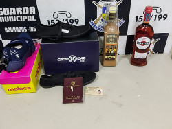 Homem é preso furtando garrafas de bebidas em supermercado de Dourados