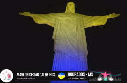Cristo Redentor é iluminado com as cores da bandeira de Dourados