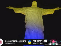 Cristo Redentor é iluminado com as cores da bandeira de Dourados
