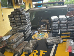 PRF apreende 75 quilos de cocaína, pistola e munições em Água Clara