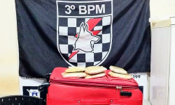 Jovem que transportava drogas em mala é presa durante fiscalização da PM