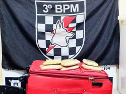 Jovem que transportava drogas em mala é presa durante fiscalização da PM