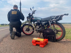 Dois homens são presos pelo DOF transportando maconha em motocicleta