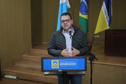 Alan Guedes entrega mais 50 escrituras a moradores de Dourados