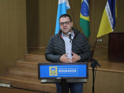 Alan Guedes entrega mais 50 escrituras a moradores de Dourados