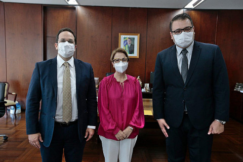 Na ordem, o secretário de Governo, Henrique Sartori, a ministra Tereza Cristina e o prefeito Alan Guedes. Foto: Assecom
