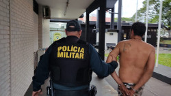 Homem é preso após ser flagrado por vizinhos roubando residência