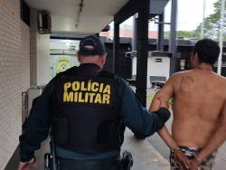 Homem é preso após ser flagrado por vizinhos roubando residência