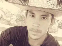 Jovem que condizia moto na contramão bate em caminhão com porcos e morre