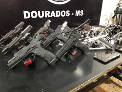 Decretada preventiva de idosa e jovem flagrados com arsenal do PCC