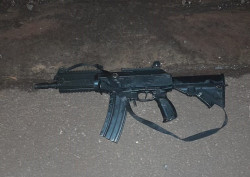 Armado com fuzil na madrugada, homem morre em confronto com a PM