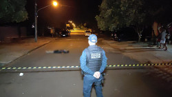 Homem é assassinado a facadas na madrugada e acusado é preso pela PM