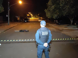 Homem é assassinado a facadas na madrugada e acusado é preso pela PM