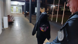 Mulher é presa após tentar matar vizinha durante briga por som alto