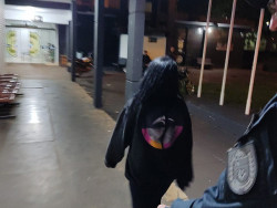 Mulher é presa após tentar matar vizinha durante briga por som alto