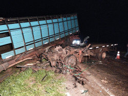 Acidente entre dois caminhões deixa três mortos na BR-376