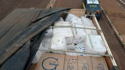 PRF apreende em Dourados carreta com cigarro e agrotóxico