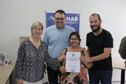 Alan entrega 35 escrituras a moradores do Izidro Pedroso