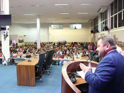 Laudir homenageia 120 professores em sessão solene na Câmara