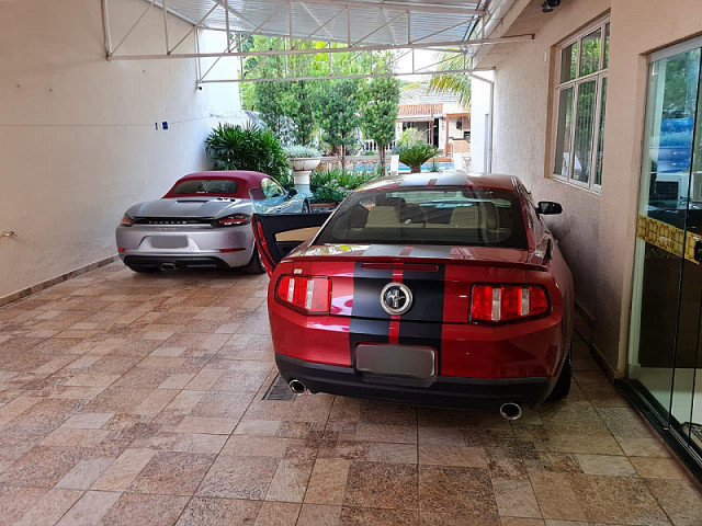 Mustang e Porsche apreendidos em Corumbá (Divulgação)