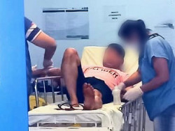 Homem é atacado por cachorros pitbull ao tentar pular telhado de casa